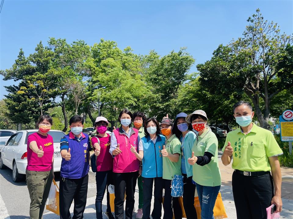 04月份鎮政活動剪影1110410鎮民代表及黃鎮長-湖東里小天使公園勘查